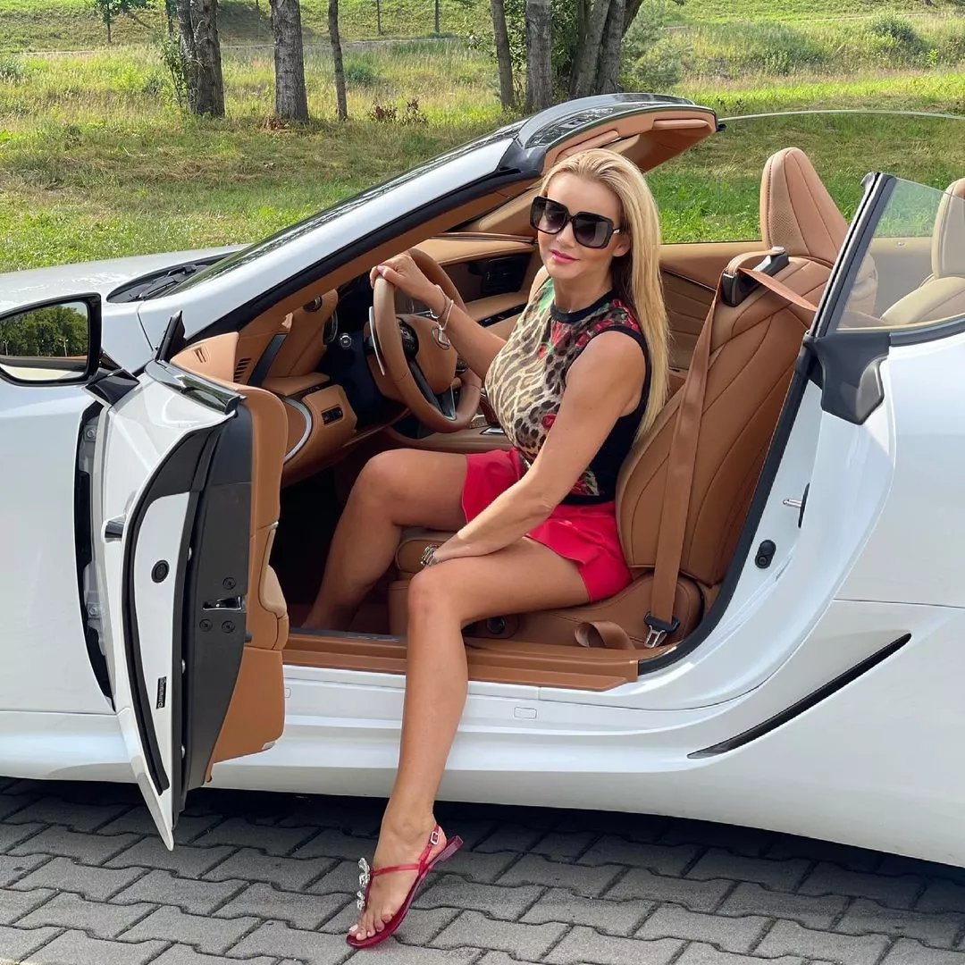 Gwiazda disco polo odsłoniła niezwykle ponętne i zgrabne nogi! Cudowna, 100 procent kobiecości. Fani zachwyceni! 